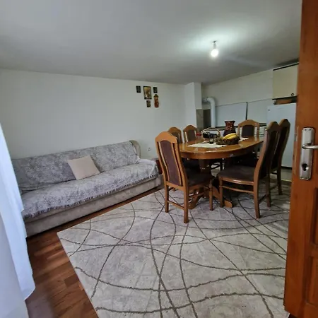 Domacinstvo Ristovic بيت للعطل