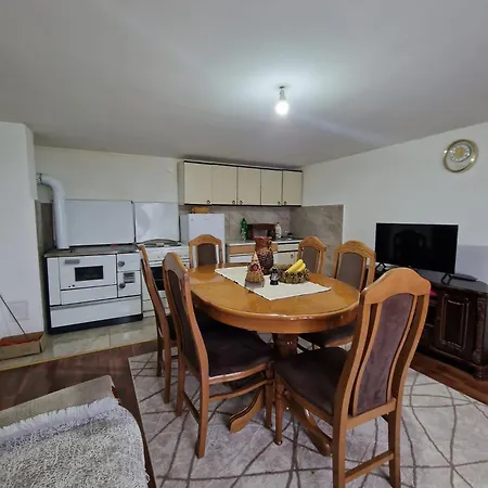 بيت للعطل Domacinstvo Ristovic *